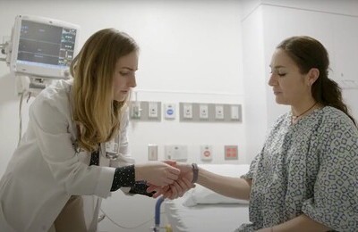 Кодирование Аквилонг в Славянске-на-Кубани Врач держит пациентку за руку